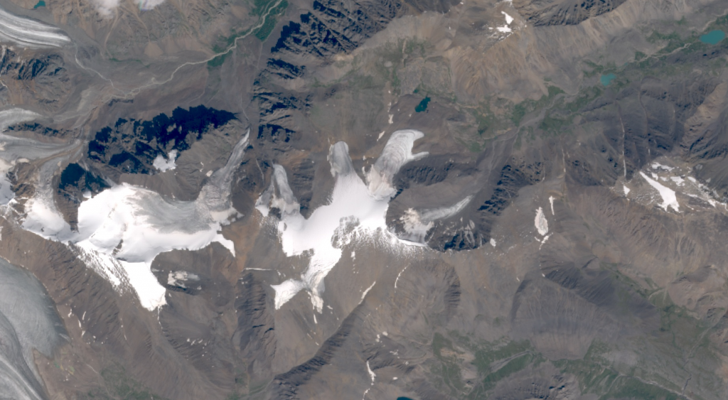 Рис.1. Фрагмент снимка КА SENTINEL-2 от 27.07.2022 на район Ледника Актру (Водопадный) в синтезе каналов «натуральные цвета» Рис.1. Фрагмент снимка КА SENTINEL-2 от 27.07.2022 на район Ледника Актру (Водопадный) в синтезе каналов «натуральные цвета»