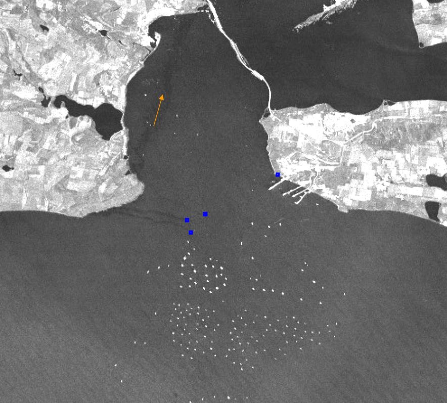 Рис. 7. Фрагмент РЛИ спутника TerraSAR-X от 21.12.2024, 15:25 UTC, на котором видны три источника загрязнения, мазутные пятна от которых дрейфуют к побережью п-ова Крым и далее на север к Крымскому мосту. © DLR