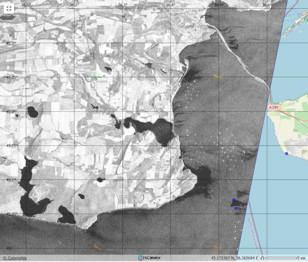 Рис. 8. Фрагмент РЛИ спутника Sentinel от 23.12.2024 (03:49 UTC), на котором видны многочисленные пятна нефтепродуктов, которые прибило к берегу в период с 21.12 по 22.12.2024; они под действием восточного ветра начинают снова выноситься в пролив из прибрежной зоны. © ESA