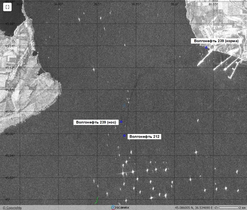 Рис. 5б. Фрагмент РЛИ Sentinel-1A (19.12.2024, 15:28 UTC) на место катастрофы, на котором отобразились два аварийных источника мазутных загрязнений – танкер «Волгонефть-212» и «Волгонефть-239» (нос). © ESA