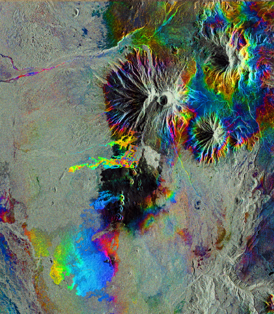 Визуализация распространения смещений земной поверхности на территории близ вулкана Толбачик (Камчатка) на цифровой модели рельефа со светотеневой отмывкой. Результат получен на основе интерферометрической обработки данных RADARSAT-2