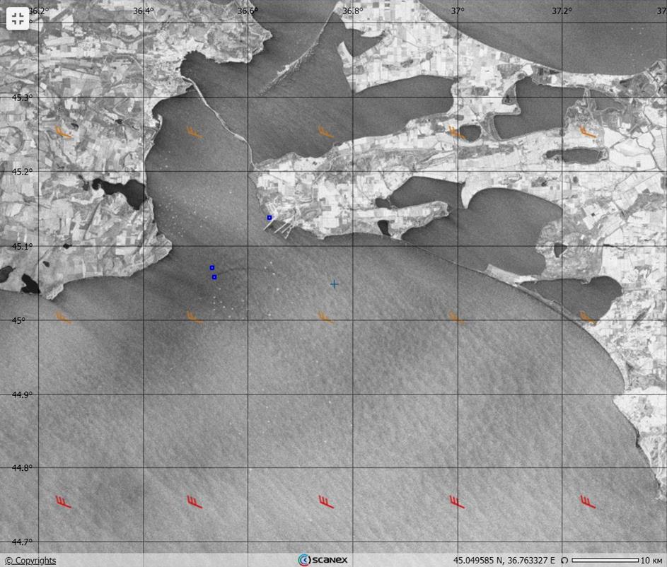 Рис. 3. Обзорное РЛИ Sentinel-1A (18.12.2024, 03:40 UTC) на место катастрофы, на котором однозначно виден источник основного загрязнения от одного из затонувших танкеров. Мазутное загрязнение при сильном северо-западном ветре дрейфует по направлению на восток к Бугазской косе. © ESA