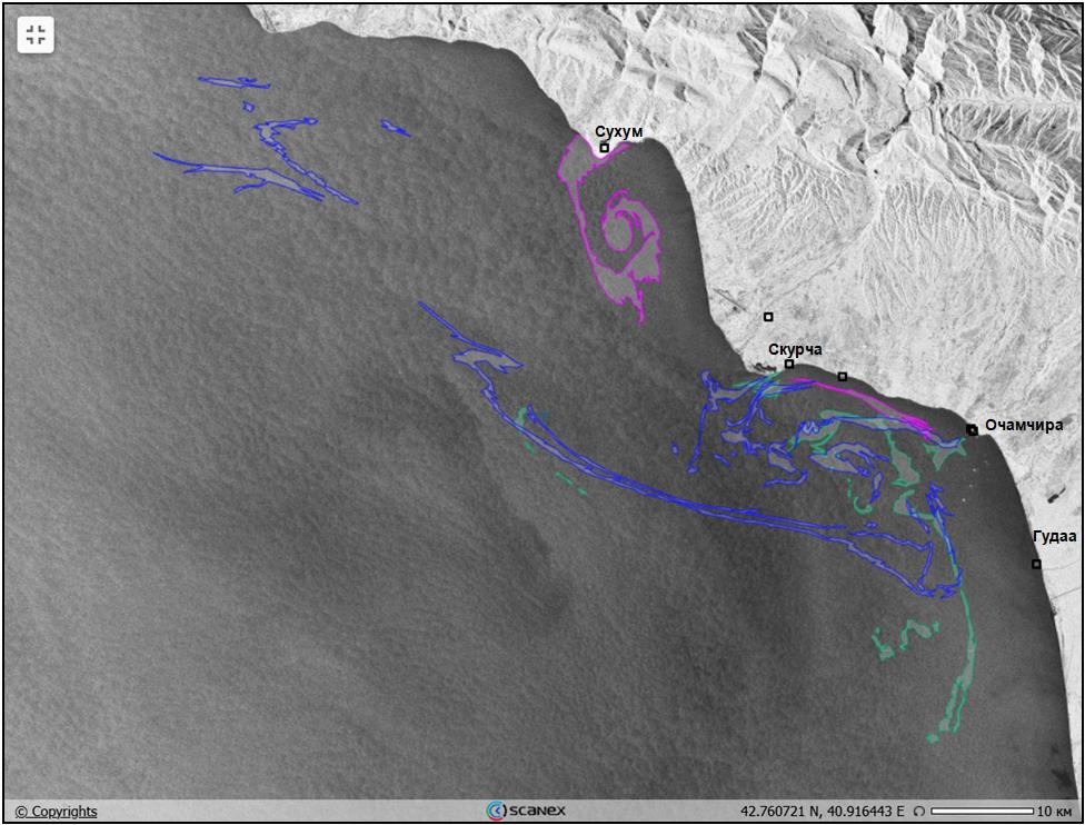 Рис. 4. Крупные пятна-слики, обнаруженные на поверхности моря (21/22.12.2025 и 8.01.2026) и абхазские рыбоперерабатывающие предприятия (черные квадраты)