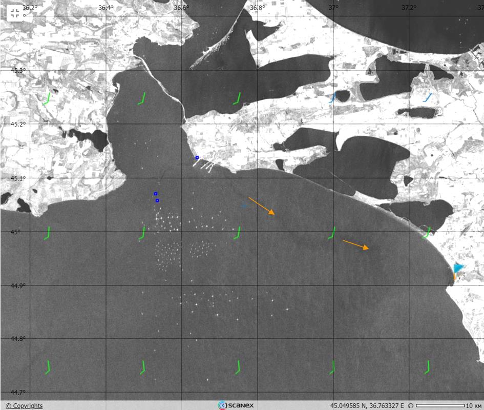 Рис. 5а. Обзорное РЛИ Sentinel-1A (19.12.2024, 15:28 UTC) на место катастрофы, на котором отобразились два источника мазутных загрязнений, скопление пятен загрязнения в широком и длинном пятне напротив Бугазской косы, а также отдельные полосы и пятна в Анапской бухте. © ESA