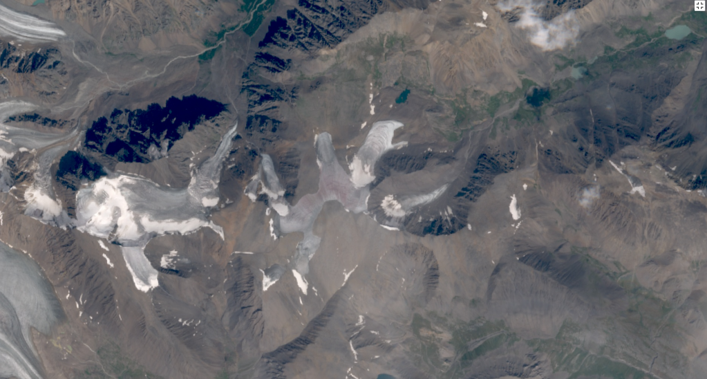 Рис.3. Фрагмент снимка КА SENTINEL-2 от 03.08.2022 на район Ледника Актру (Водопадный) в синтезе каналов «натуральные цвета» Рис.3. Фрагмент снимка КА SENTINEL-2 от 03.08.2022 на район Ледника Актру (Водопадный) в синтезе каналов «натуральные цвета»